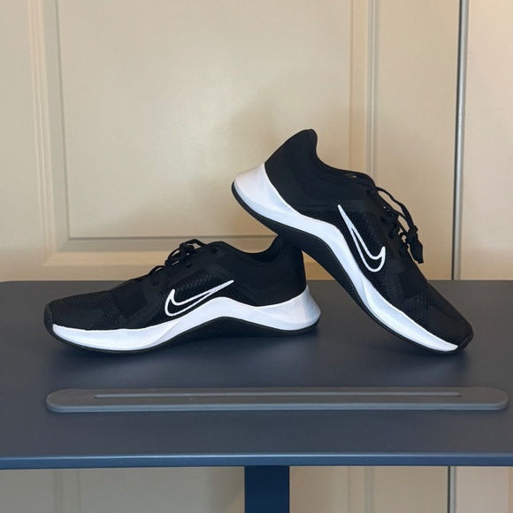 Nike WearAllDay Sneakers – Black/White – Women’s 9.5 - Picture 1 of 4